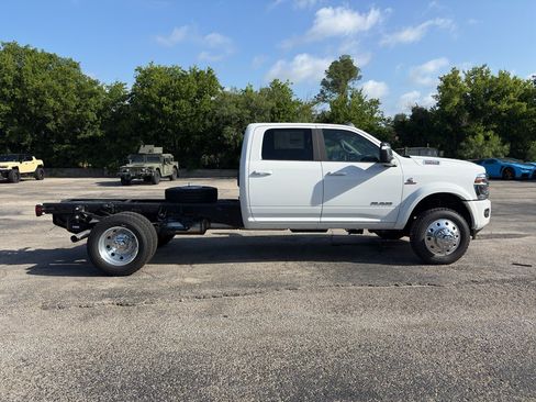 New 2026 RAM 4500 4x4 Crew Cab DRW w/ Laramie Trim Package image 4