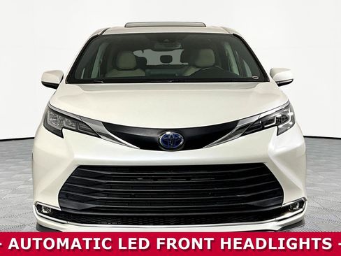 Used 2021 Toyota Sienna XLE image 2
