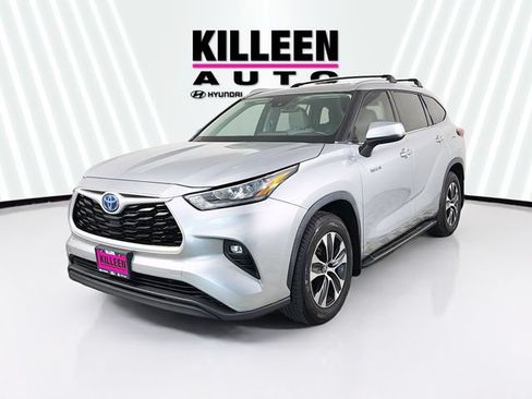 Used 2020 Toyota Highlander XLE AWD/4WD image 3