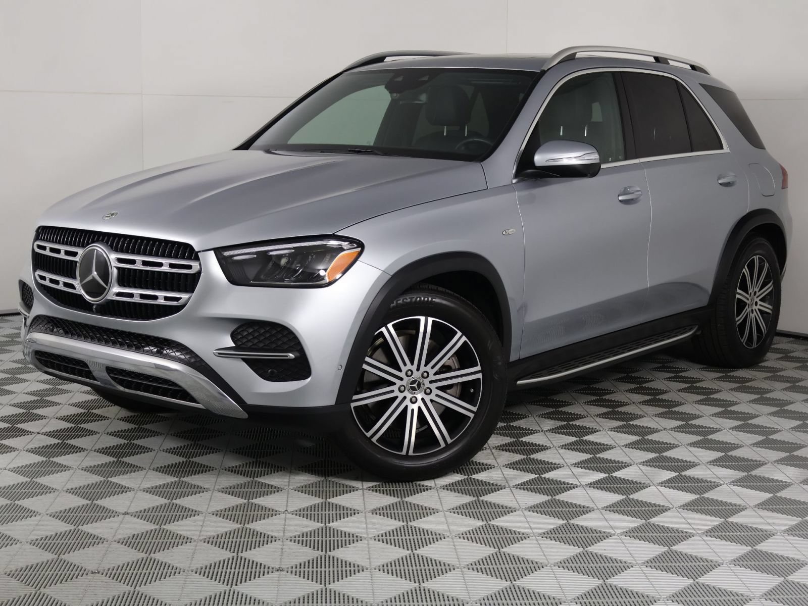 Used 2025 Mercedes-Benz GLE 450e 4MATIC image 3