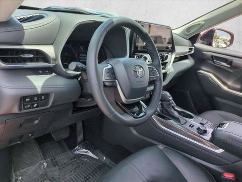 Certified 2025 Toyota Highlander Limited AWD/4WD image 10