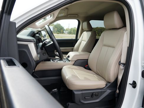 Used 2024 Ford Expedition XLT image 14