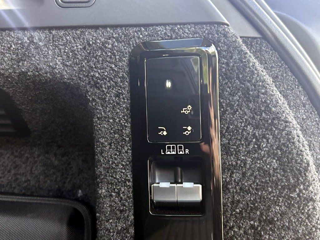Used 2025 Land Rover Range Rover SE AWD/4WD image 13