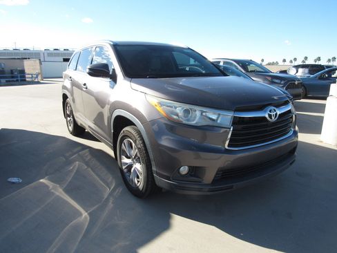 Used 2015 Toyota Highlander XLE image 2
