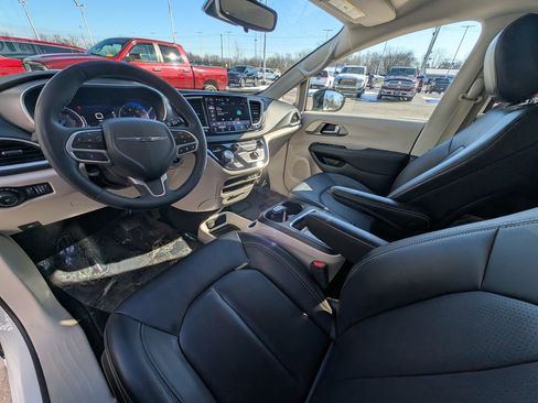 Used 2024 Chrysler Pacifica Touring-L image 2