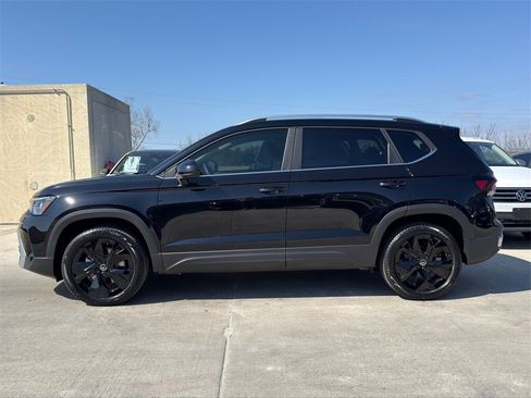 New 2026 Volkswagen Taos SE image 9