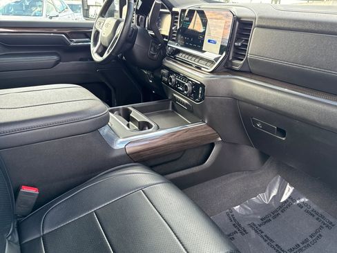 Used 2024 Chevrolet Silverado 2500 LT w/ Convenience Package image 32