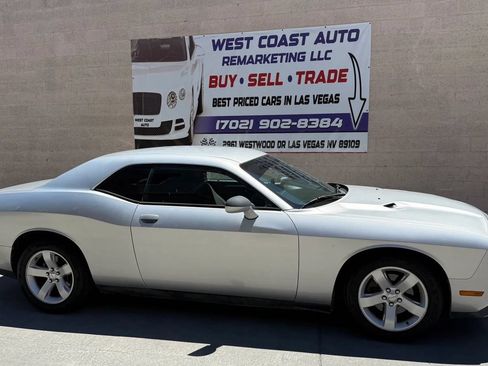 Used 2012 Dodge Challenger SXT RWD image 3