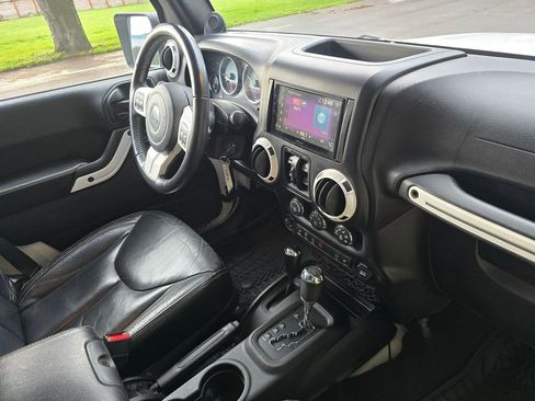 Used 2014 Jeep Wrangler Unlimited Sahara image 12