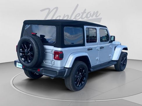 Used 2024 Jeep Wrangler Unlimited Sahara w/ Technology Group AWD/4WD image 8
