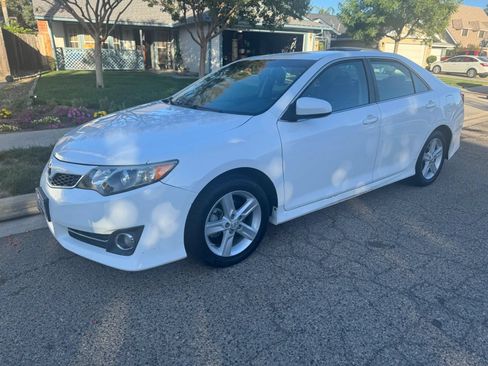 Used 2013 Toyota Camry SE FWD image 2