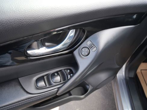 Used 2021 Nissan Rogue Sport SV image 17