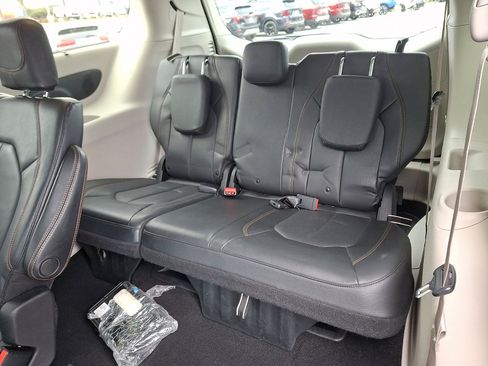 Used 2020 Chrysler Pacifica Touring-L Plus w/ Advanced Safetytec Group image 11