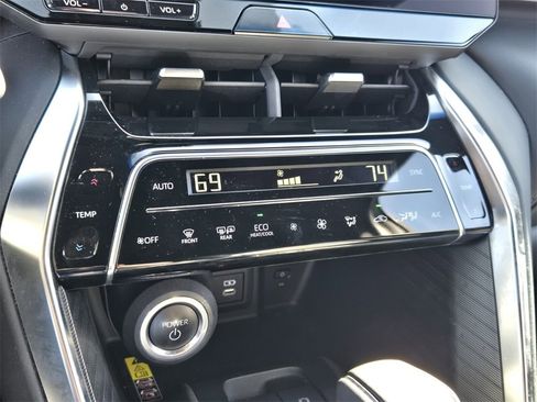 Used 2024 Toyota Venza Nightshade image 23