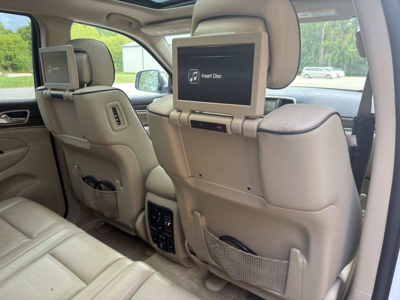 Used 2015 Jeep Grand Cherokee Overland w/ Advanced Technology Group AWD/4WD image 32
