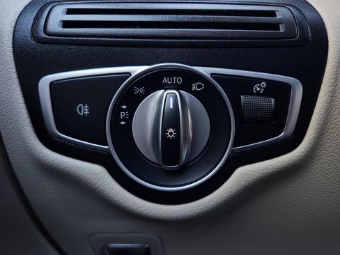 Used 2022 Mercedes-Benz GLC 300 4MATIC image 10