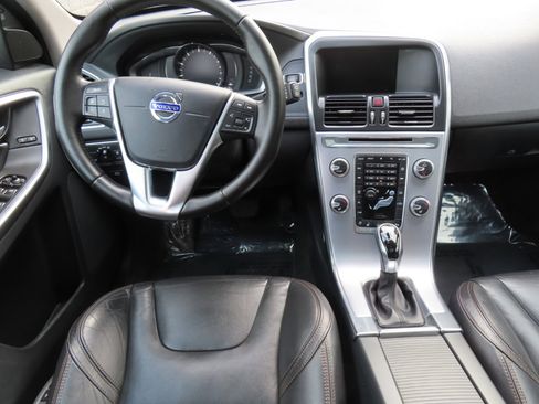 Used 2017 Volvo XC60 T5 Dynamic w/ Preferred Option Package image 16