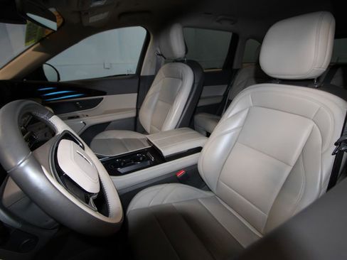 Used 2025 Lincoln Nautilus Premier image 4