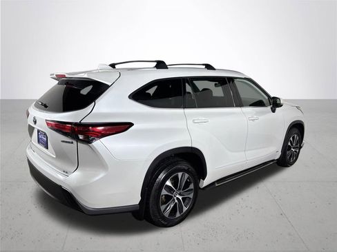 Used 2022 Toyota Highlander XLE AWD/4WD image 6
