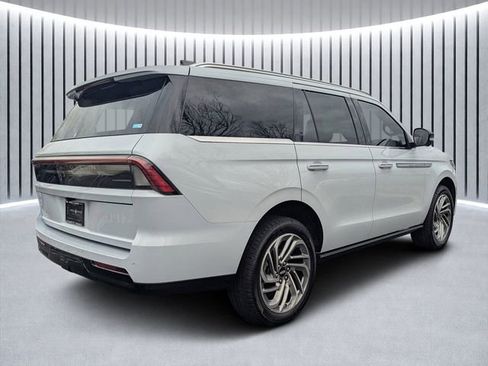 New 2026 Lincoln Navigator Reserve image 3