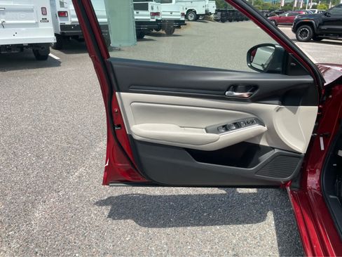 Used 2025 Nissan Altima 2.5 SV FWD image 10
