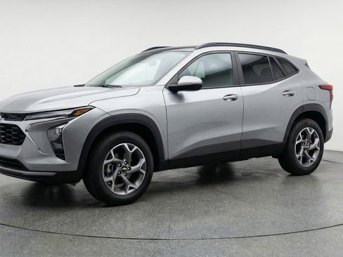 Used 2025 Chevrolet Trax LT FWD image 3