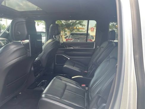 Used 2022 Jeep Wagoneer Series III w/ Premium Group I AWD/4WD image 9
