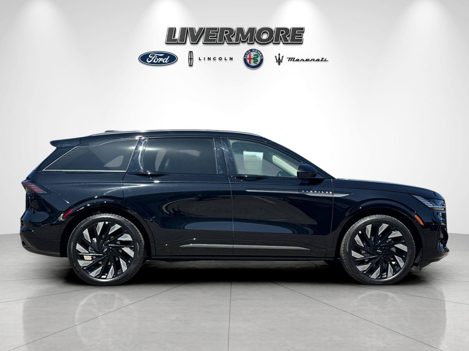 Used 2026 Lincoln Nautilus Reserve w/ Jet Appearance Package AWD/4WD image 2