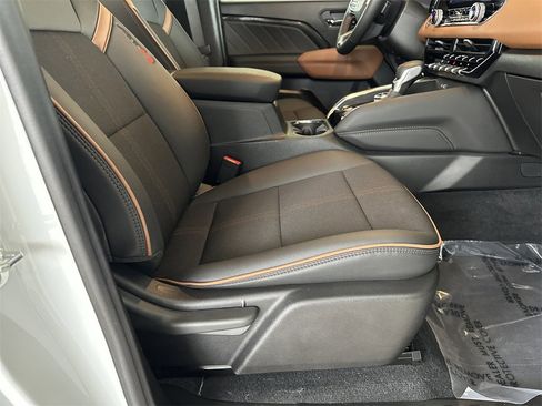 Used 2025 GMC Canyon AT4 image 36