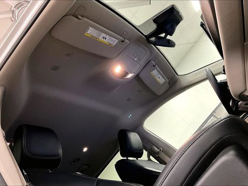 Used 2024 Chrysler Pacifica Select image 28