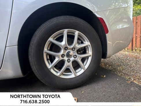 Used 2024 Chrysler Pacifica Touring-L FWD image 25