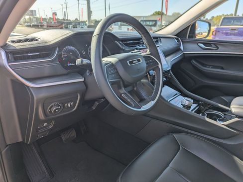 Used 2023 Jeep Grand Cherokee Limited AWD/4WD image 16