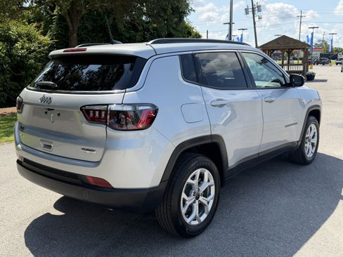 Used 2025 Jeep Compass Latitude AWD/4WD image 34