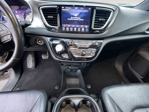 Used 2019 Chrysler Pacifica Touring-L Plus w/ S Appearance Package FWD image 11