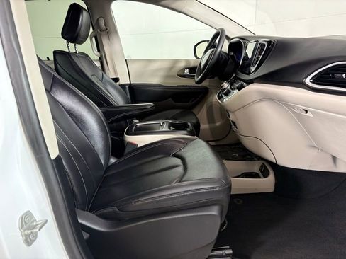 Used 2024 Chrysler Pacifica Touring-L image 13
