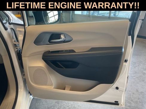 Used 2024 Chrysler Pacifica Touring-L FWD image 45