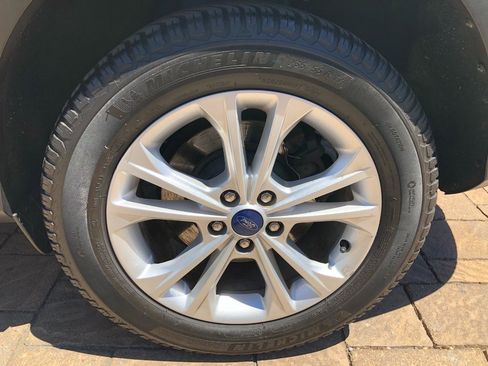 Used 2018 Ford Escape SE w/ SE Sync 3 Package AWD/4WD image 11