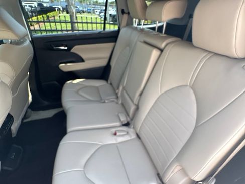 Used 2023 Toyota Highlander XLE AWD/4WD image 46