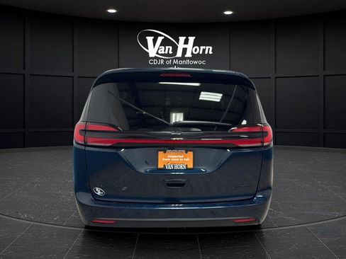 Used 2025 Chrysler Pacifica Limited FWD image 6