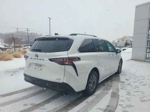 Used 2023 Toyota Sienna XLE image 7