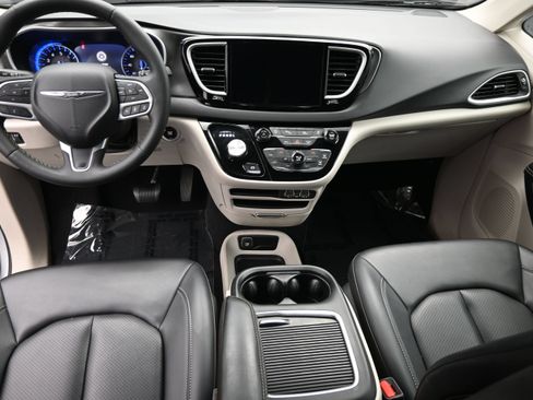 Used 2024 Chrysler Pacifica Touring-L FWD image 16