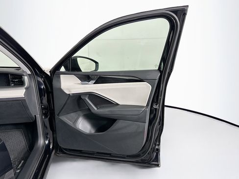 Used 2025 Volkswagen Tiguan SE image 32