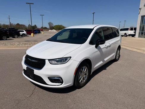 Used 2025 Chrysler Pacifica Select FWD image 7