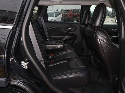 Used 2019 Jeep Cherokee Latitude Plus w/ Cold Weather Group FWD image 23