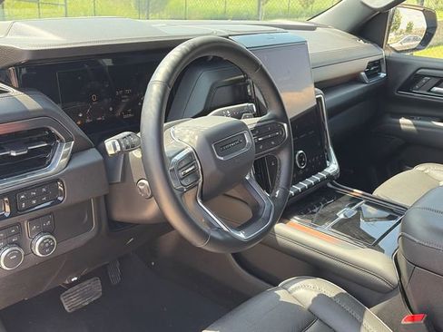 Used 2025 GMC Yukon XL Denali AWD/4WD image 17