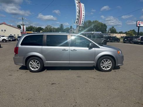Used 2019 Dodge Grand Caravan SXT FWD image 2