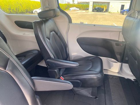 Used 2023 Chrysler Pacifica Touring-L image 38