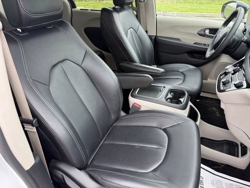 Used 2024 Chrysler Pacifica Touring-L FWD image 11