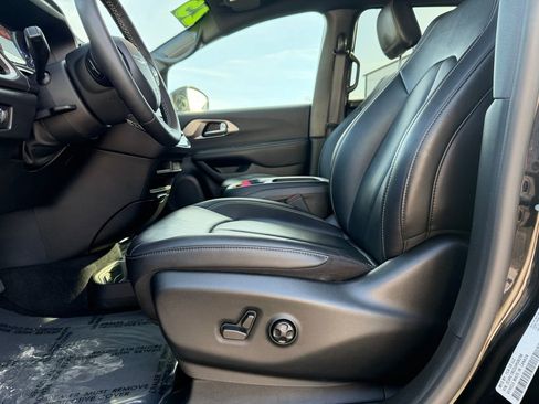 Used 2025 Chrysler Pacifica Select image 15