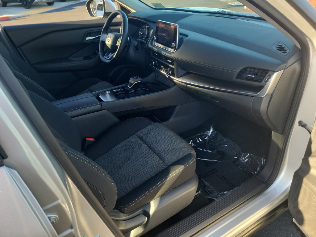 Used 2025 Nissan Rogue SV FWD image 11